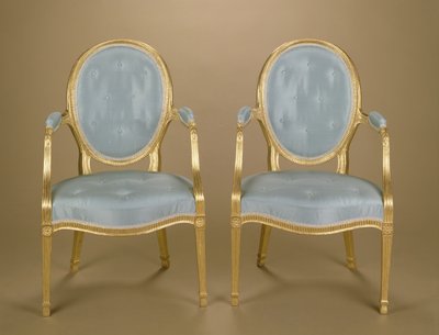 Ett par Adam-stolar med ovalryggade förgyllda carver, blåklädda, ca 1780 av Unbekannt Unbekannt