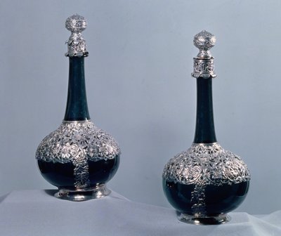 Ett par vinflaskor monterade i silver, 1689 av Unbekannt Unbekannt
