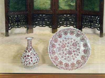 Päronformad flaska dekorerad i underglasyrröd med rullande krysantemumgrenar, Hung Wu-perioden (1368-98) av Unbekannt Unbekannt