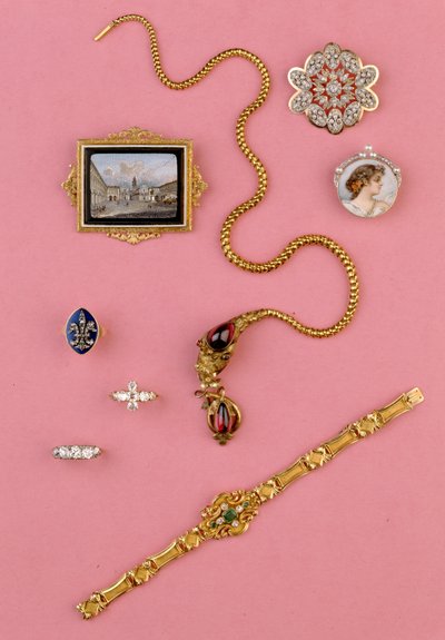 Urval av 1900-talssmycken: cabochon granatormhalsband; miniatyr mosaikbrosch; smaragd och diamant kluster armband av Unbekannt Unbekannt