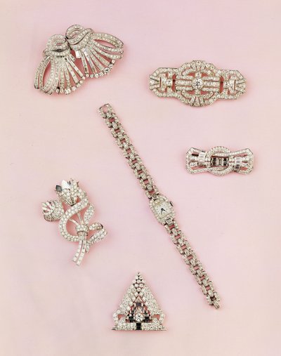 Urval av diamantsmycken: baguette och markisformad diamantspraybrosch; Art Deco diamantklämma; panel diamant brosch; Damklocka med avlångt boett av Unbekannt Unbekannt