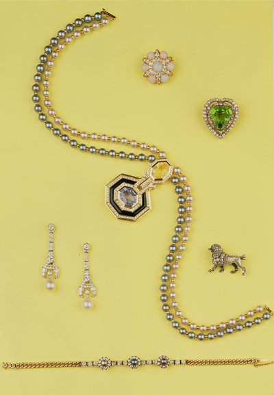 Urval av smycken: Halsband med odlade pärlor i art déco-stil med gula och blå safirer; hängsmycke med diamanter och pärlor; opal och rosa diamantkluster stjärnbrosch; rosédiamantpudelbrosch av Unbekannt Unbekannt