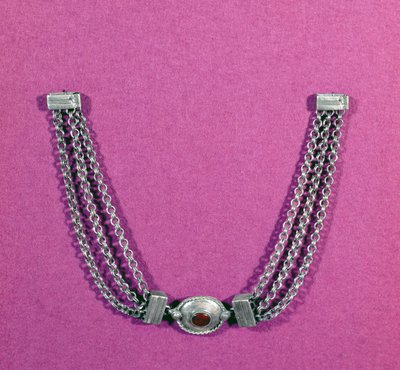 Silverhalsband bestående av en cornelian, i en oval miljö kantad med en kabellist, upphängd mellan två längder av tre kedjor fästa med ett lådliknande spänne, hittat i Great Chesters, mitten 1:a till av Unbekannt Unbekannt