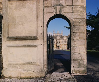 Utsikt över sydfronten genom porten, Corsham Court, Wiltshire av Unbekannt Unbekannt
