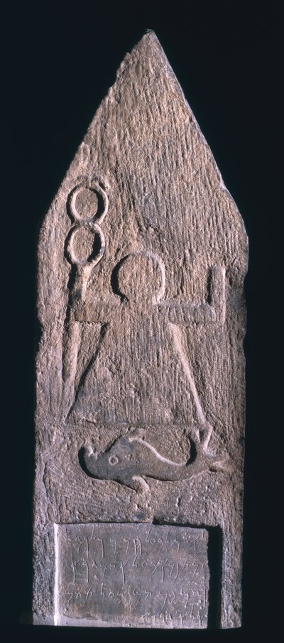 00357 Votivstele som föreställer Tanit, Kartagos gudinna, med en caduceus med en delfin och en inskription nedanför, fenicisk, från Tophet El-Horfa, Algeriet, 2:a-1:a århundradet f.Kr. (kalksten) av Unbekannt