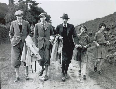 10th Duke med sina fyra barn, Billy, Andrew, Anne och Elizabeth i Bolton Abbey, ca 1938 (s/v foto) av William M. Timlin