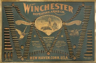 En Winchester Cartridge-displaytavla, med ett omfattande urval av metalliska, mässings- och pappershylsa gevär och skottpatroner arrangerade i form av ett utökat "W" av Unbekannt