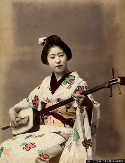 En geisha som spelar shamisen (färgad bild) av Unbekannter Künstler
