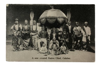 En nyskapad infödd hövding, Calabar, Nigeria, ca 1910 (litho) av Unbekannt