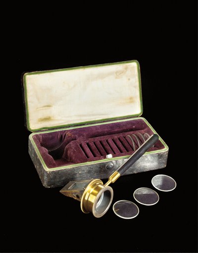 Ett sällsynt, tidigt Helmholtz-mönster oftalmoskop, ca 1852 (mässings- och ebenholtsinstrument med glaslinser i sidenfodrat läderfodral) av Unbekannt