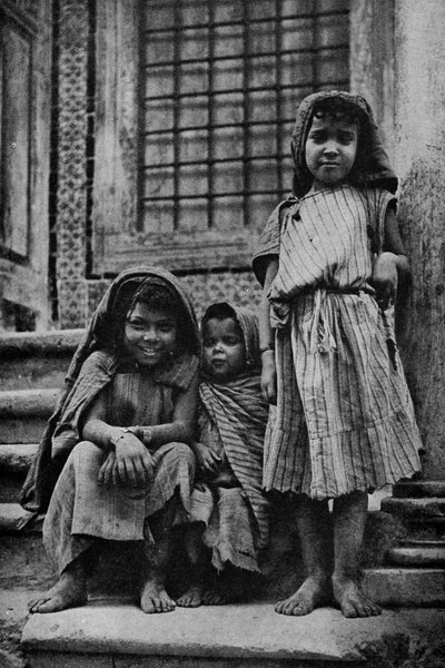 Afrika. Mendicant street araber utanför en moské i Tunis. 1920 av Unbekannt