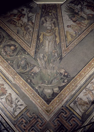 Allegorisk figur av hösten, detalj av en mosaikbeläggning som skildrar årstiderna och jaktscenerna, från Constantinian Villa i Daphne, Roman, c.325-330 AD (marmor, kalksten och glasmosaik) av Unbekannt