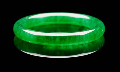 En exceptionell jadeitarmring av Unbekannt
