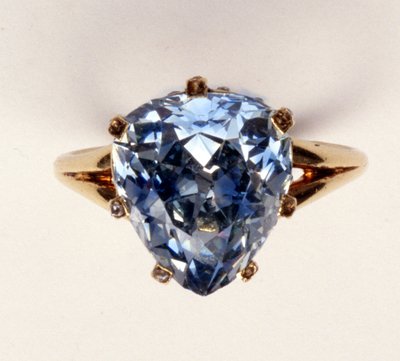 Antik finskuren ring, den blågrå diamanten som väger 5,45 karat, en gång ägd av Marie-Antoinette av Unbekannt