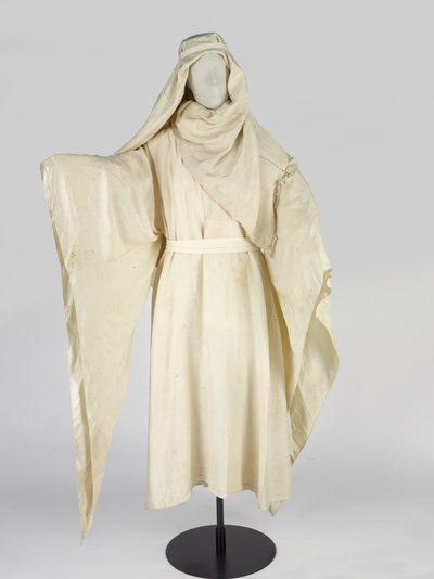Arabiska dräkter och en huvudbonad, känd som en keffiyah, tillhörande T E Lawrence (silke) av Unbekannt