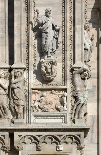 Arkitektur: staty av Saint Luke (1811) och lågrelief som representerar ängelns utseende för Simsons mor (1659). Detalj av fasaden av katedralen (kupol eller duomo) i Milano Italien av Unbekannt