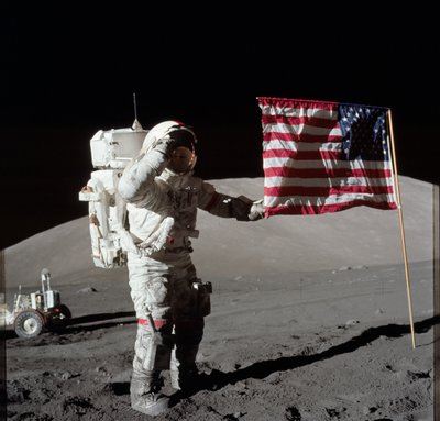 Astronaut Eugene A. Cernan, Apollo 17:s befälhavare, fotograferas bredvid USA:s flagga under månens yta extravehicular aktivitet (EVA) vid landningsplatsen Taurus-Littrow. Den högsta delen av flaggan verkar peka mot vår planet av Unbekannt