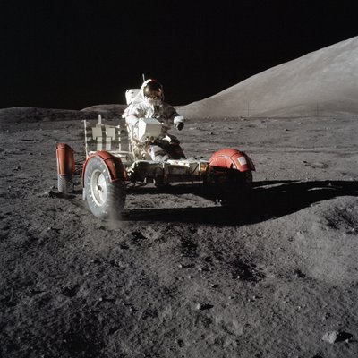 Astronaut Eugene Cernan kör Lunar Roving Vehicle under första EVA av Unbekannt