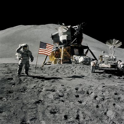 Astronaut Jim Irwin hälsar den amerikanska flaggan under Apollo 15-uppdraget av Unbekannt