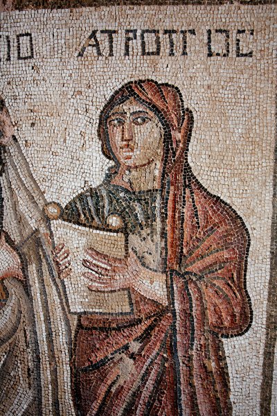 Atropos - Ett av de tre öden representerade med en öppen rulla på vilken Achilles liv var inskrivet - Detalj från panelen som representerar Achilles första bad - Paphos Mosaics, Villa of Theseus, 500-talet e.Kr. - Cypern - Representation av Atropos, av Unbekannt