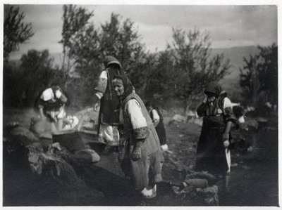 Balkanhalvön: Kvinnor framför en gryta på en eld - Vykort 1914-1918 av William M. Timlin