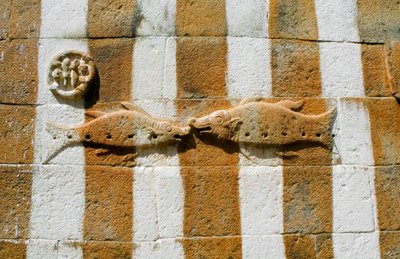 Basrelief av två fiskar på inhägnad av Gomateshwara-statyn (foto) av Unbekannt