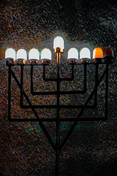 Big Synagogue Menorah, 2018 (handmålat fotografi) av Unbekannter Künstler