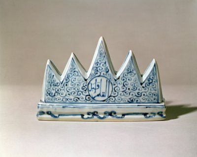 Blått och vitt borststöd, modellerat som ett berg med fem toppar, Mingdynastin (1368-1644) (porslin med blå underglasyr) (se: 118604) av Unbekannt