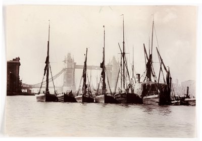 Båtar förtöjda vid Tower Bridge av Unbekannt