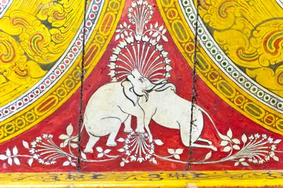 Buddhistisk målning på trä; optisk illusion; elefant och ko med bara ett huvud; Dowa tempel; sten tempel; Bandarawela; Badullaprovinsen; Uva-provinsen; Sri Lanka; Asien av Unbekannt