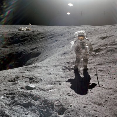 Charles M. Duke, Jr., månmodulpilot för Apollo 16-uppdraget, samlar månprover vid kanten av plommonkratern, april 1972 (foto) av Unbekannt