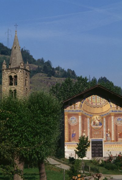Kyrkan St Leger med klocktornet från senrenässansen, Aymavilles, Aostadalen, Italien av William M. Timlin