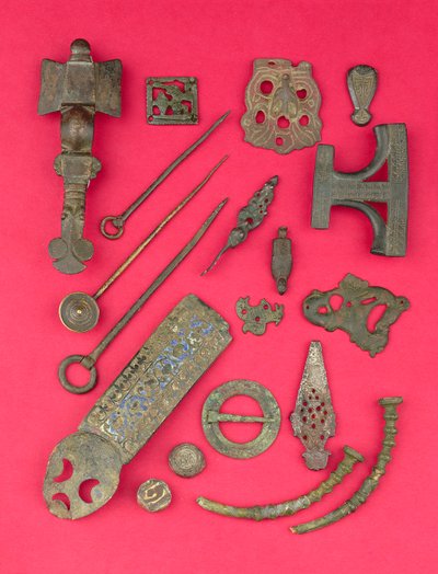 Samling av anglosaxiska, vikingatida och keltiska antikviteter inklusive anglosaxiska korsformade broscher och bokomslag och Hiberno-Viking ringhuvuden, från 400-talet f.Kr. till 900-talet e.Kr. (brons, ben, koppar) av Unbekannt