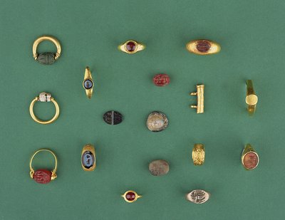 Samling av romerska, etruskiska och hellenistiska smycken inklusive en fenicisk skarabéring, en kamé, amuletthållare och ett djuptryck av agat, från 600-talet f.Kr. till 4:e e.Kr. av Unbekannt