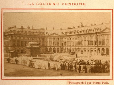 Commune de Paris (1871): förstörelse av Vendome-kolonnen i maj 1871. Fotografi av Pierre Pepetit. Tryck på kartong, Dim. 9x5,4 cm av Unbekannt