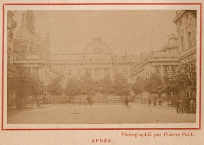 Commune de Paris (1871): utsikt över Palais de Justice i Paris efter dess brand i maj 1871. Fotografi av Pierre Pepetit. Tryck på kartong, Dim. 9x5,4 cm av Unbekannt