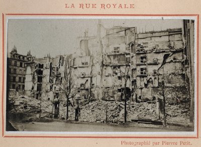 Commune de Paris (1871): utsikt över ruinerna på Rue Royale i Paris i maj 1871. Fotografi av Pierre Pepetit. Tryck på kartong, Dim. 9x5,4 cm av Unbekannt