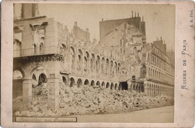 Commune de Paris: utsikt över ruinerna av finansministeriet i Paris i maj 1871. Fotografi J.R.Dim. 16,3x10,8 cm av Unbekannt