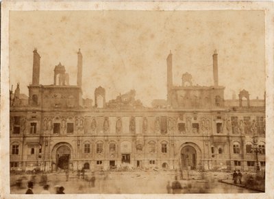 Paris kommun (1871): utsikt över stadshusbranden i maj 1871. Anonym fotografering, tryck på kartong Dim. 15x10 cm av Unbekannt