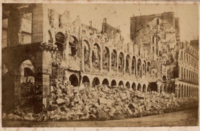 Paris kommun (1871): utsikt över finansministeriet efter branden i maj 1871. Fotografi. Tryck på kartong Dim. 10x6,9 cm av Unbekannt