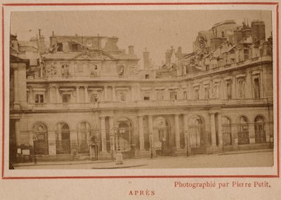 Paris kommun (1871): utsikt över Palais-Royal (Palais Royal) i Paris efter branden i maj 1871. Fotografi av Pierre Pepetit. Tryck på kartong, Dim. 9x5,4 cm av Unbekannt