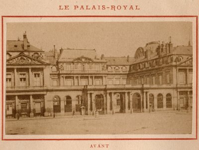 Paris kommun (1871): utsikt över Palais-Royal (Palais Royal) i Paris före branden i maj 1871. Fotografi av Pierre Pepetit. Tryck på kartong, Dim. 9x5,4 cm av Unbekannt