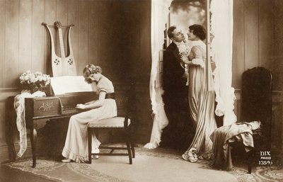 Uppvaktande par och ung flicka som spelar Pianoforte, Paris, ca 1920 (vykort) av Unbekannter Künstler