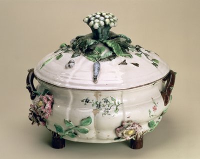 Täckt terrin, dekorerad med applicerad prydnad av blommor och grönsaker, av Johan Ludwig Eberhard Ehrenreich (1722-1803), Marieberg, sent 1700-tal (lergods) av Unbekannt