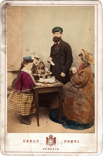 Dagligt liv, en familj återförenad runt ett bord med kakor och kafé, Venedig. 1800-tal Tryck på kartong Dim. 11x16,5 cm av Unbekannt