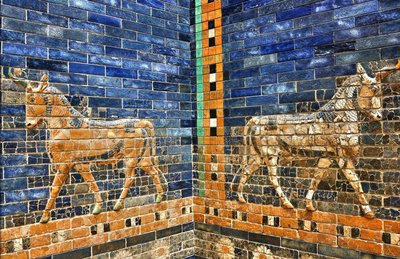 1930 年代に再建されたイシュタル門の細部、紀元前 575 年頃のオリジナルのレンガを使用して完成、ペルガモン博物館、ベルリン、ドイツ (写真) スウェーデン語 av Unbekannter Künstler