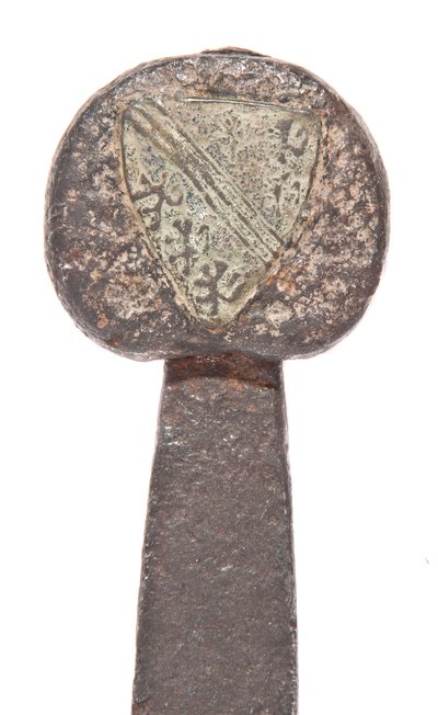 Detalj, senmedeltida bredsvärd med tidigare vikingablad och vapenlager av familjen De Bohun av Unbekannt