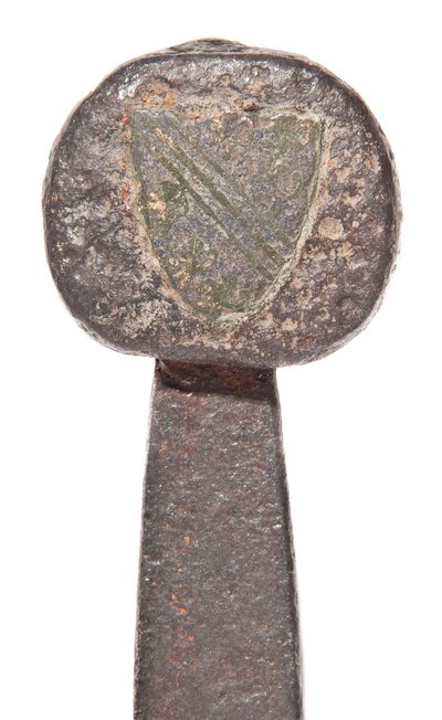 Detalj, senmedeltida bredsvärd med tidigare vikingablad och vapenlager av familjen De Bohun av Unbekannt