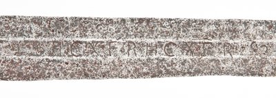 Detalj, senmedeltida bredsvärd med tidigare vikingablad och vapenlager av familjen De Bohun av Unbekannt