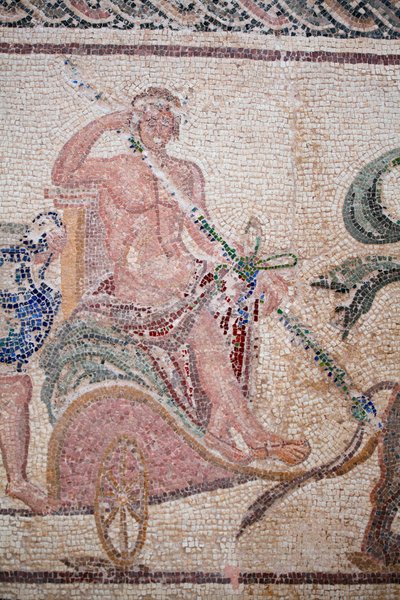Detalj av Dionysos triumf - gudens återkomst från en militärexpedition till Indien - Dionysos sittande på en vagn dragen av två pantrar - Paphos mosaiker, Dionysos hus, slutet av 2:a århundradet e.Kr. - Slutet av 2:a århundradet e.Kr. -Cypern – Triumfen av William M. Timlin
